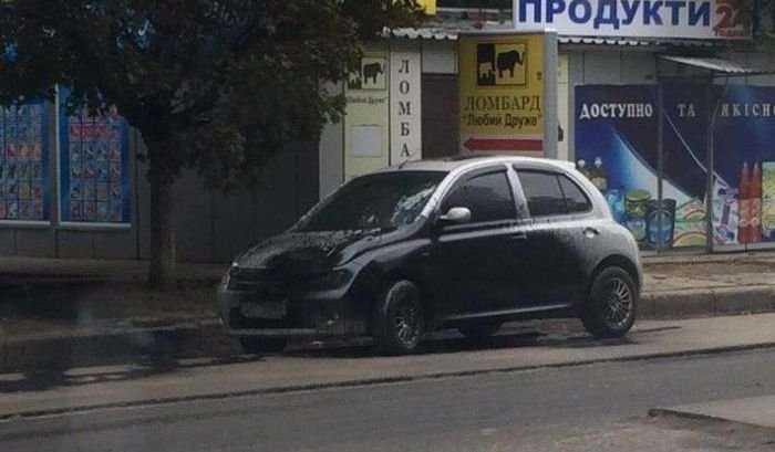 В Харькове дорожники облили битумом припаркованные автомобили