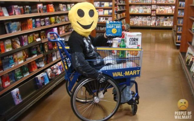 Люди в американском супермаркете WALMART