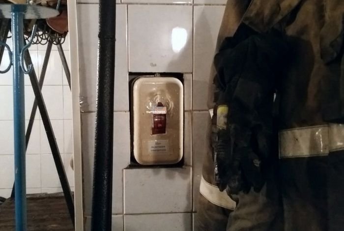 Ради экономии Омским пожарным заклеили розетки