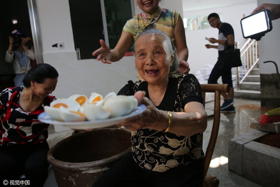 86-летняя китаянка возродила деревню продажами яиц через Интернет