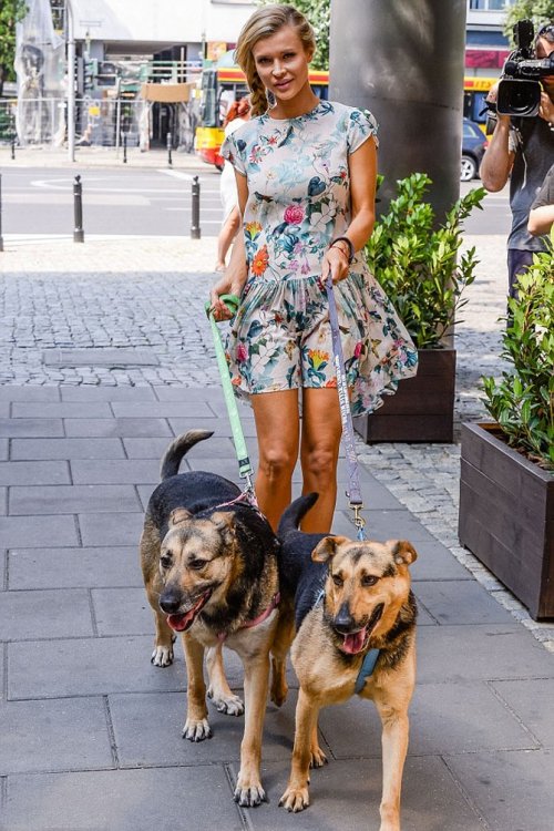 Активистка за права животных Джоанна Крупа привезла на родину двух собак