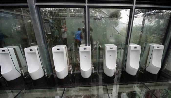 Стеклянный туалет в Китайском парке Шияньху