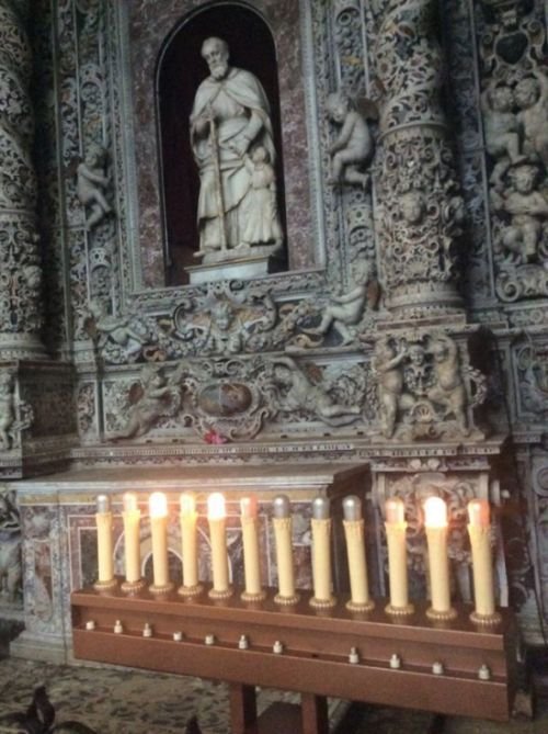 Электрические свечки в церкви, загорающиеся после оплаты 1 евро