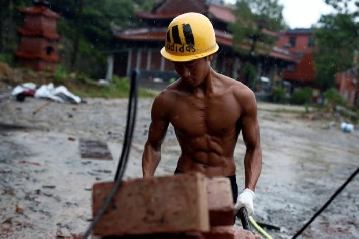 Китайский строитель находит время, чтобы тренироваться прямо на рабочем месте