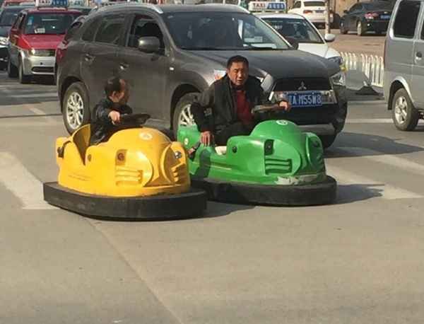 Два мужика катались по дорогам на машинках с аттракциона - Китай, Шэньян