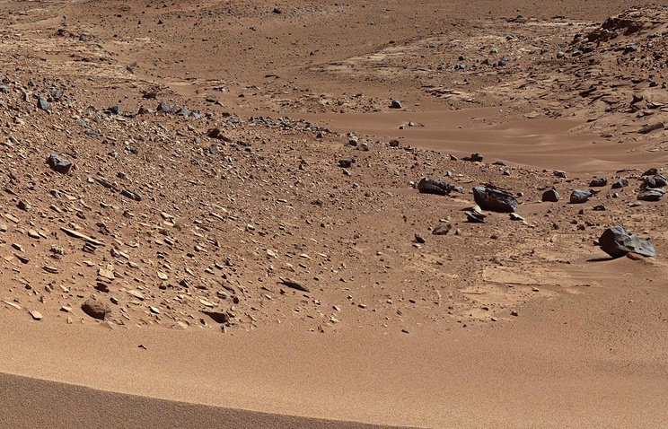 Curiosity обнаружил на Марсе небольшой овальный металлический метеорит