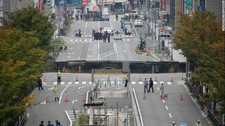 Дыра в Японии под землю провалился 30-метровый участок дороги