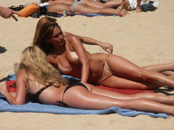 Девушки на пляже в бикини (29 фото)