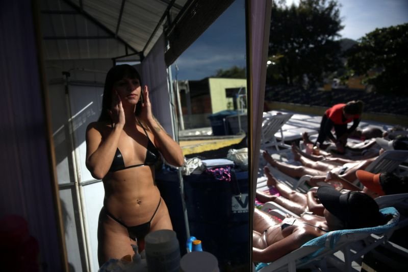 Бразильянки загорают в бикини из изоленты ради идеальных белых линий на теле