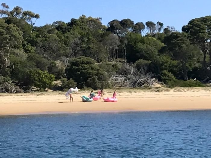 В Австралии 4 девушки случайно оказались в открытом море делая селфи