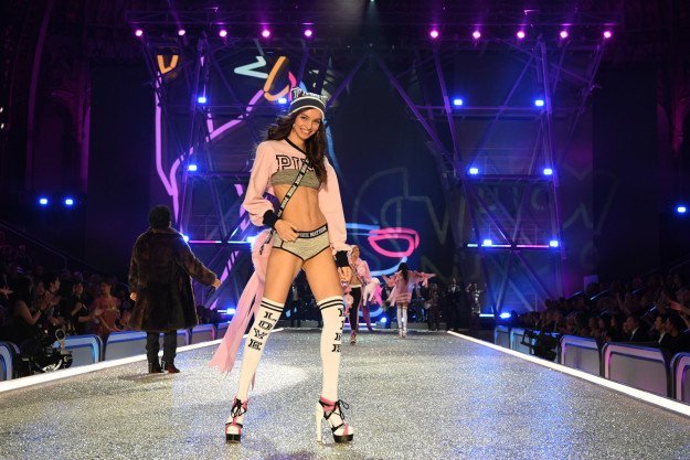 Victoria's Secret Fashion Show 2016 (34 фото)