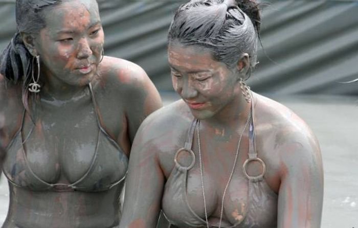 Участницы корейского грязевого фестиваля Boryeong Mud (20 фото)