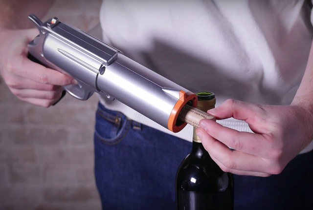 Необычный штопор пистолет чтобы открывать бутылки вина