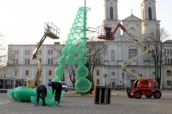 Городская елка из пластиковых бутылок в Литве