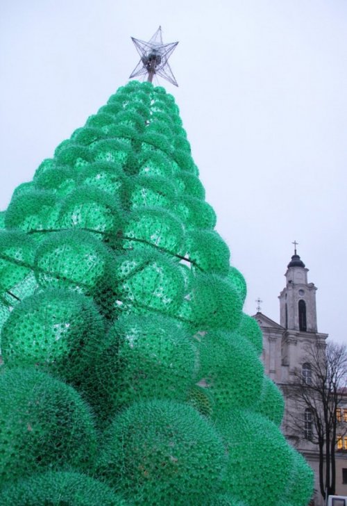 Городская елка из пластиковых бутылок в Литве