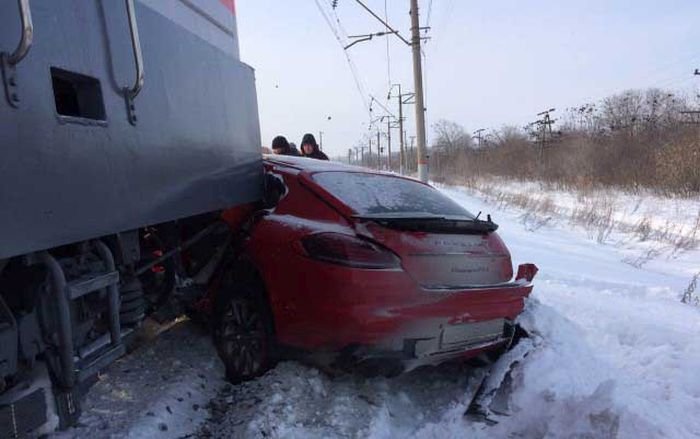 В Тольятти поезд столкнулся с автомобилем Porsche Panamera