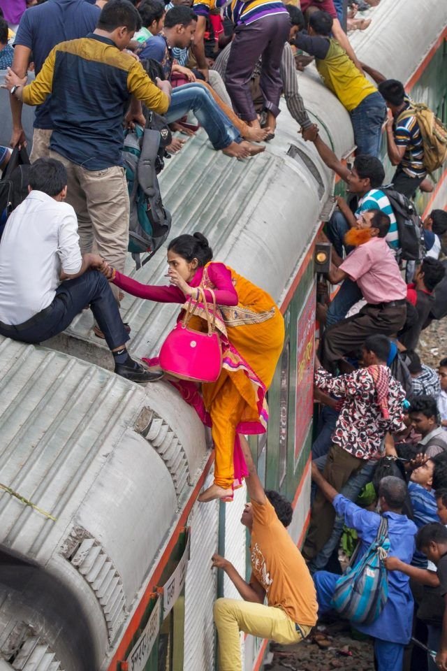 Как жители Бангладеш ездят на работу на маршрутке