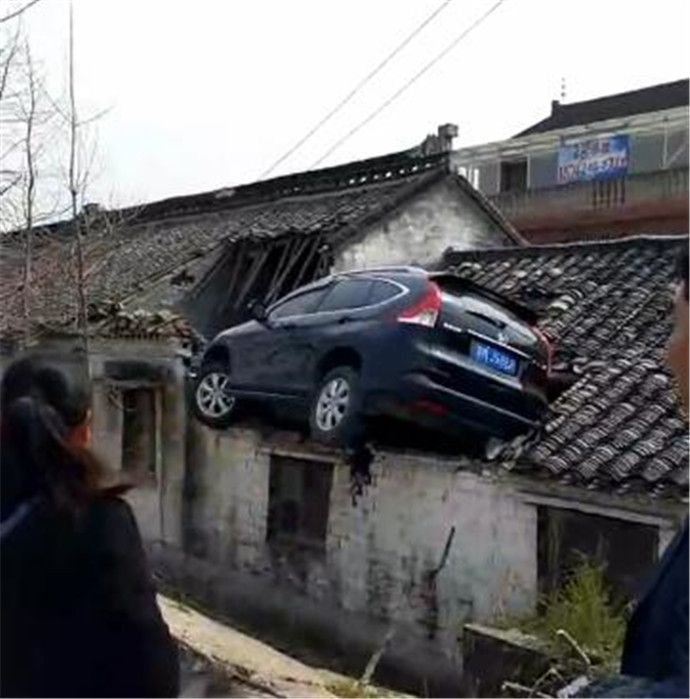 Водитель внедорожника оказался на крыше в попытке избежать аварии