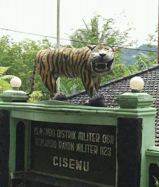 Статуя тигра на здании военного подразделения в Индонезии