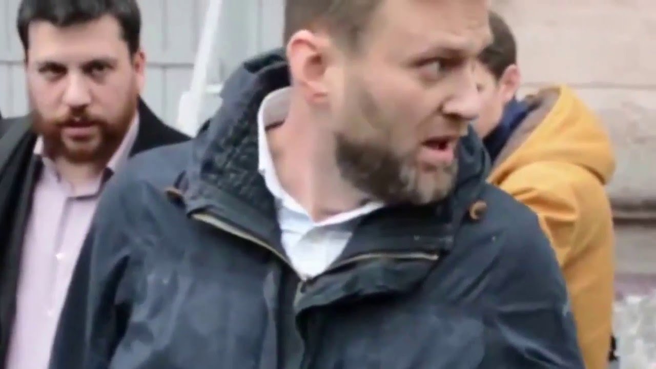 В Новосибирске Навального забросали пирожными и презервативами возле суда