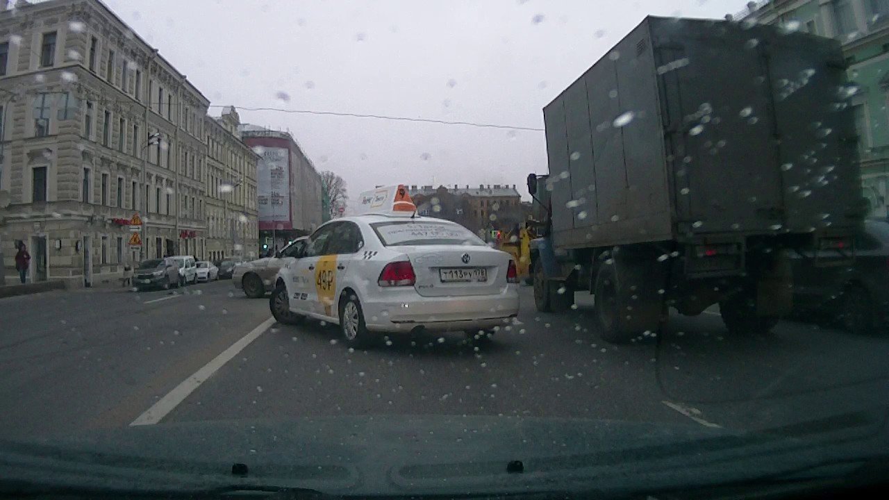 Безумная пляска мини-погрузчика посреди дороги в Санкт-Петербурге