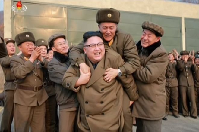 Военный в порыве эмоций запрыгнул на спину Ким Чен Ыну