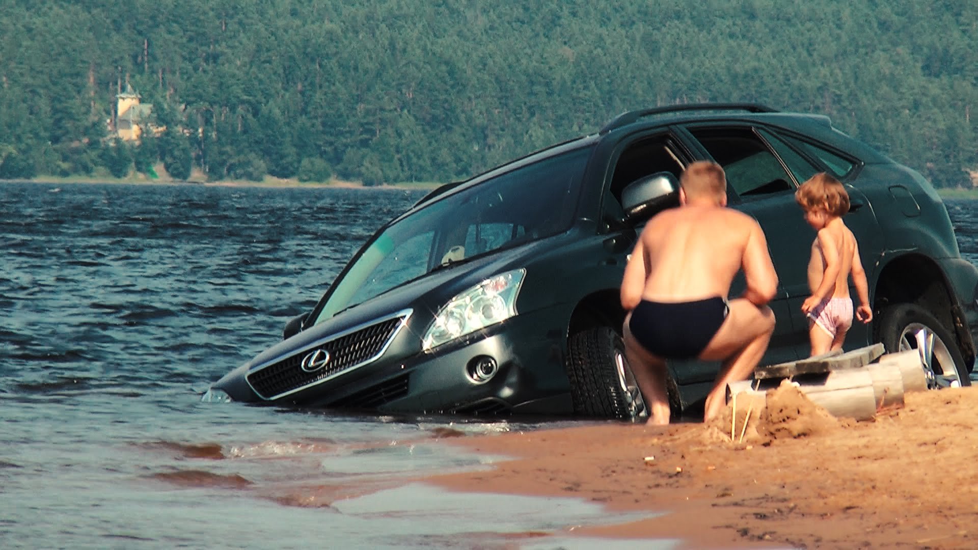Lexus тонет в озере