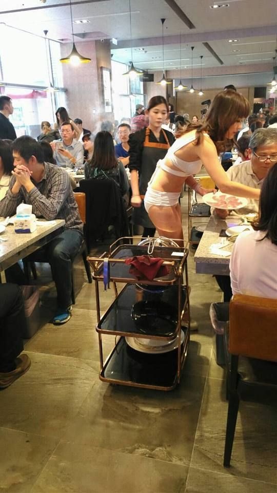 Китайский ресторан с моделями в бикини вместо официанток