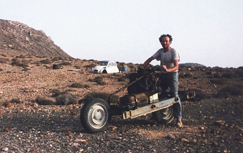 Застрявший посреди пустыни путешественник смастерил мотоцикл из разбитого авто