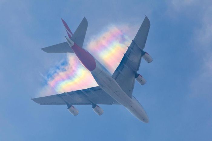Редкая радуга в небе над самолетом