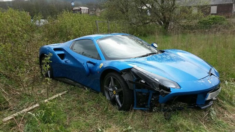 Возле британской деревушки нашли брошенный Ferrari, пострадавший в аварии
