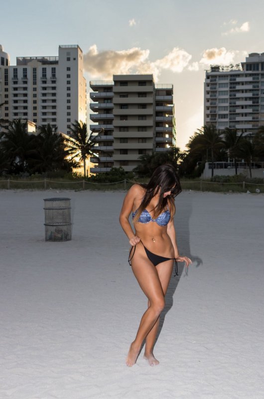 35-летняя модель Клаудия Романи (Claudia Romani) позирует на пляже