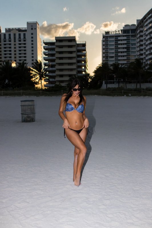 35-летняя модель Клаудия Романи (Claudia Romani) позирует на пляже