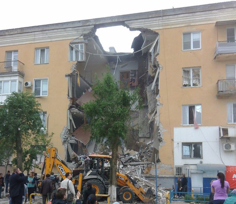 Взрыв бытового газа обрушил подъезд многоэтажки в Волгограде