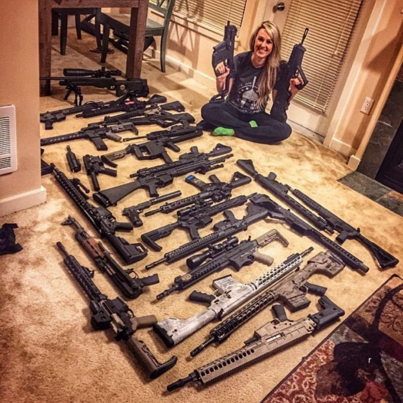 Горячие девушки с оружием (44 фото)