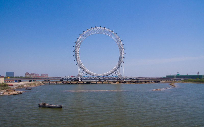 Удивительное колесо обозрения в Китае