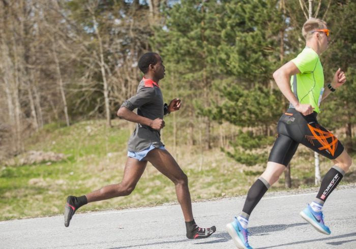 Кенийский бегун установил рекорд, пробежав трассу в одних носках