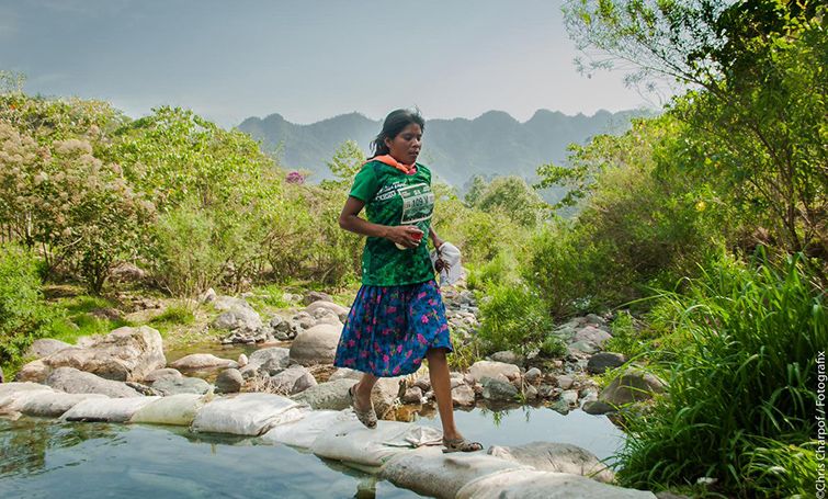 Мексиканка в юбке и резиновых сандалиях выиграла забег на 50 км