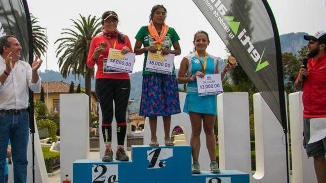 Мексиканка в юбке и резиновых сандалиях выиграла забег на 50 км
