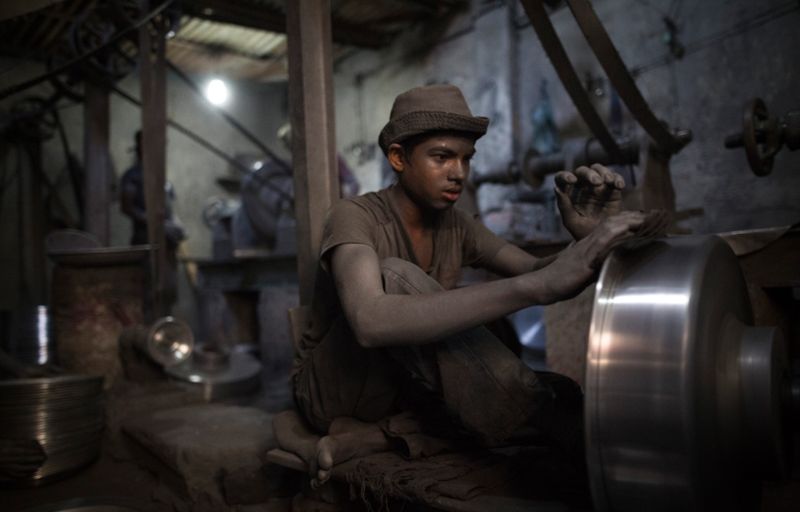 Детский труд на алюминиевом заводе в Бангладеш