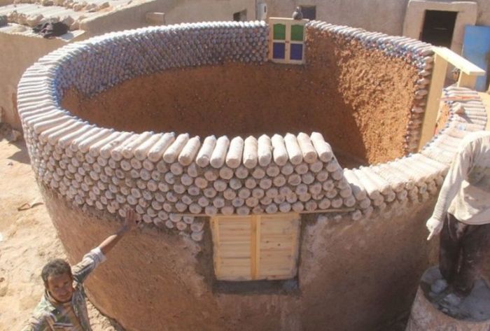 Дома из пластиковых бутылок с песком - доступное и практичное жилье для алжирцев