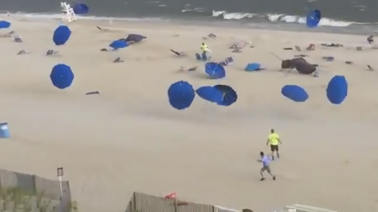 Зонты улетают с пляжа