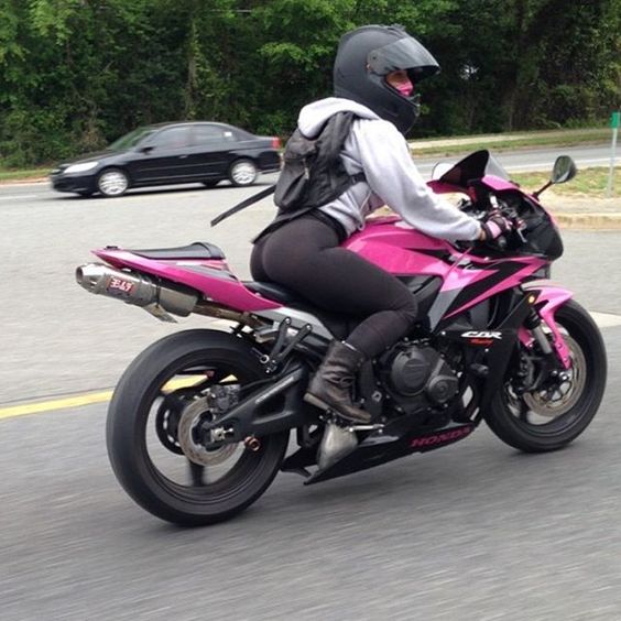 Девушки на дорогих мотоциклах