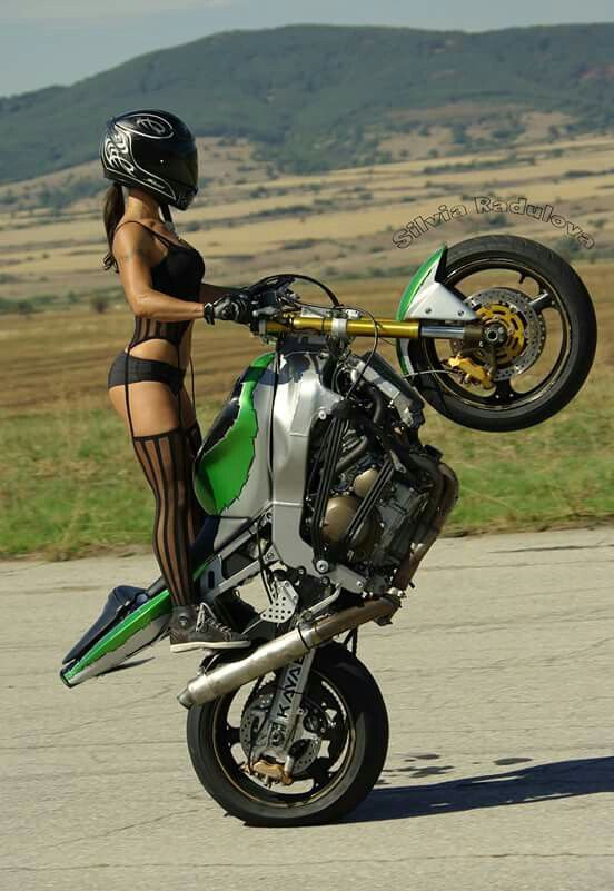 Девушки на дорогих мотоциклах