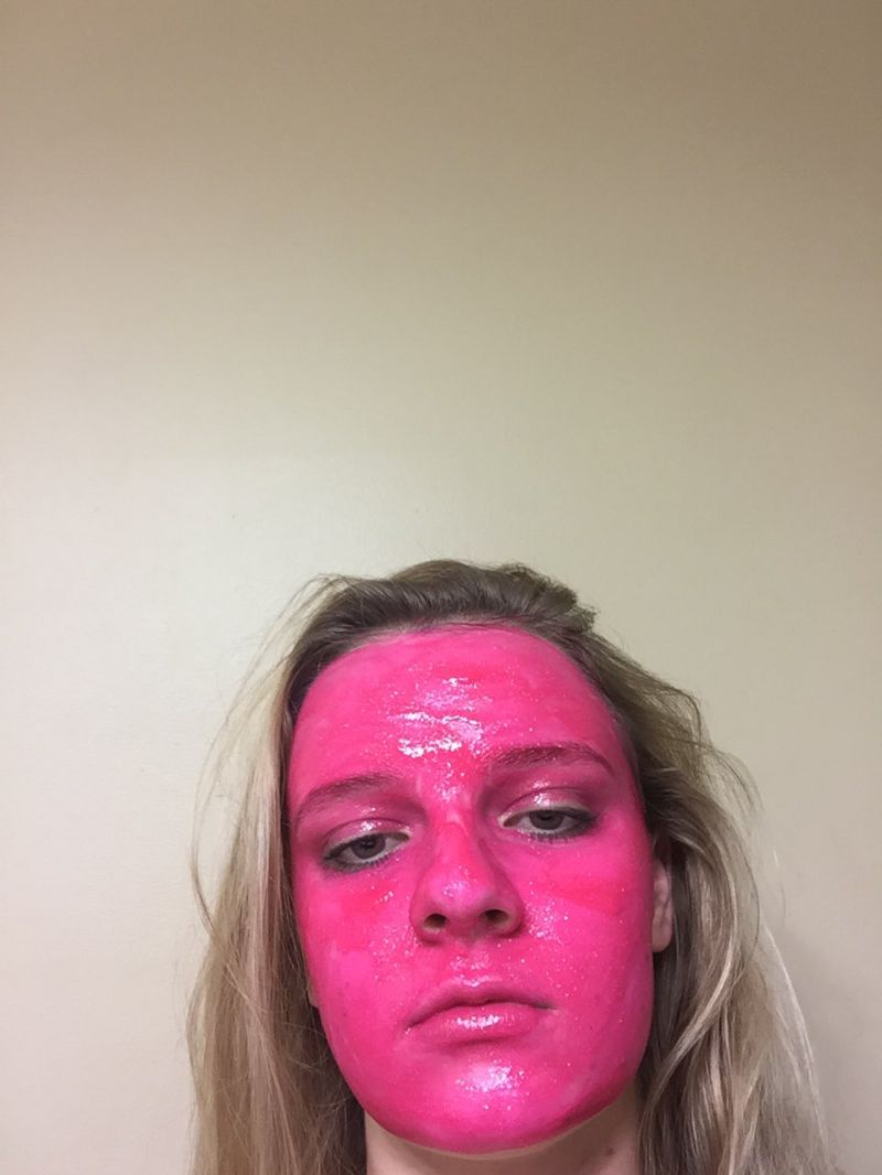 Девушка покрасила лицо розовой краской. Зачем?