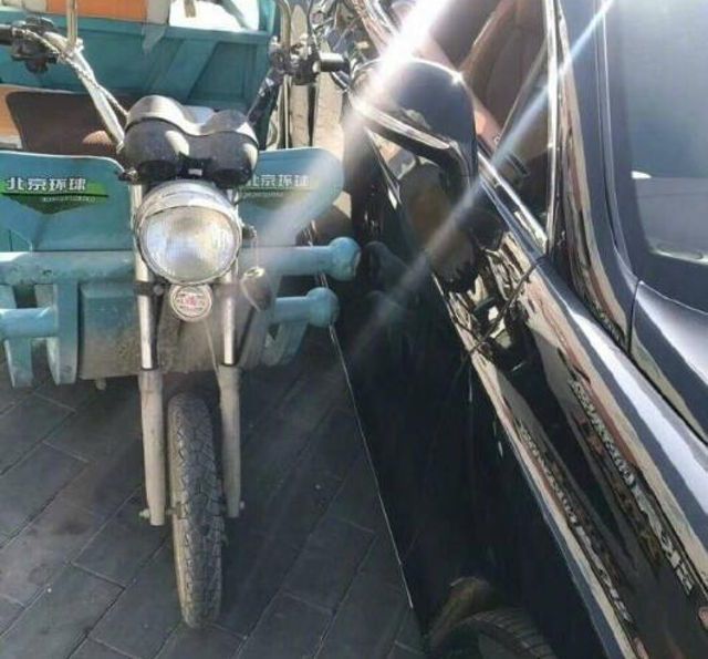 Уличный торговец из Китая протаранил на мопеде дорогой Bentley
