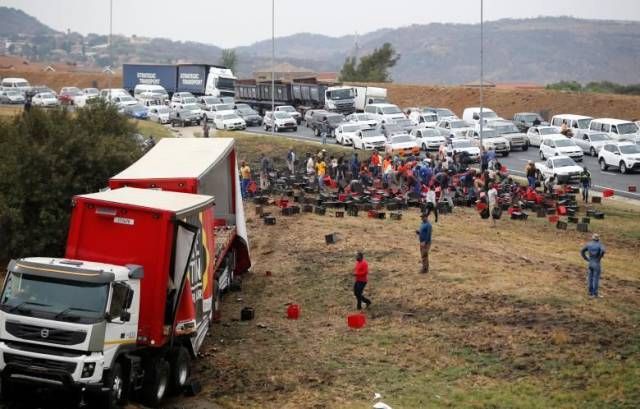 В ЮАР сейчас проходит праздник у местных жителей, не далеко от места ДТП где перевернулся грузовик