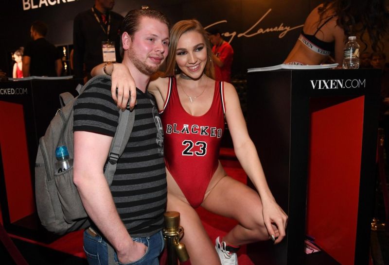 Девушки из порно-индустрии на мировой выставке в Лас-Вегасе