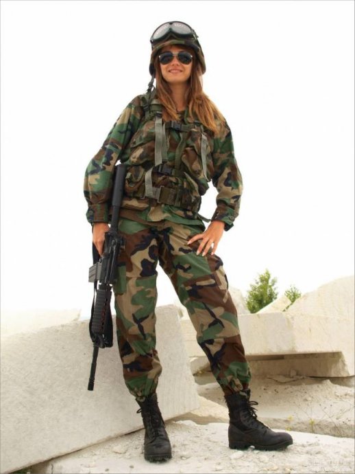 Боевые девушки в военной форме (21 фото)