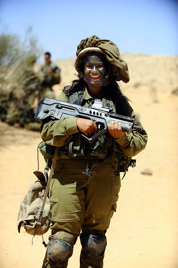 Боевые девушки в военной форме (21 фото)